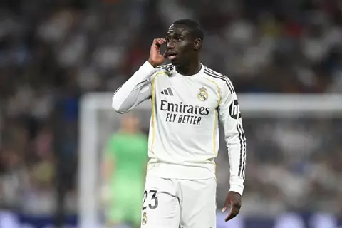 جدار من ورق.. إصابات ميندي وعقده الغامض يضعان ريال مدريد في ورطة كبرى